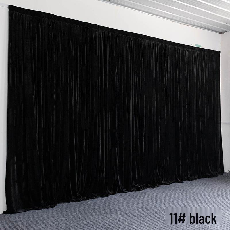 Золотой и черный бархатный свадебный фон с красными марлевыми драпировками