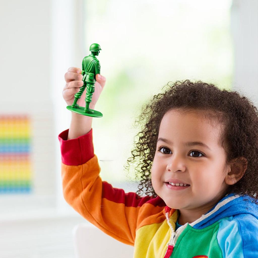 Забавный зеленый человек Забавный зеленый солдат на унитазе