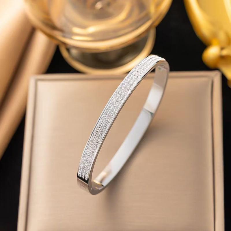 Stainless Steel Women's Bracelet with Diamonds and Four-Leaf Clover Studs - Non-fading, Cross-border Design.
