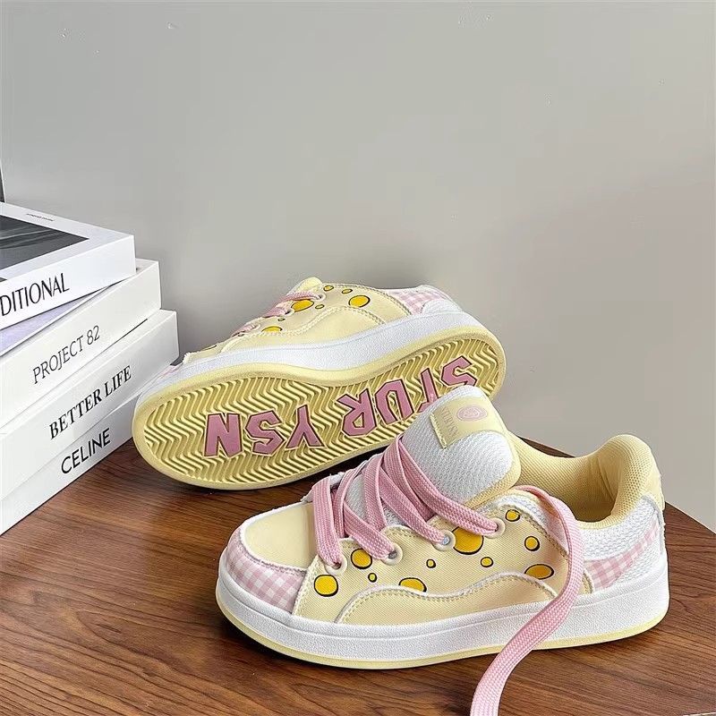 Стиль Гонконга легкие нишевые милые кроссовки Powder Tide для женщин ins2025 весна и лето новые универсальные спортивные взрывные кроссовки