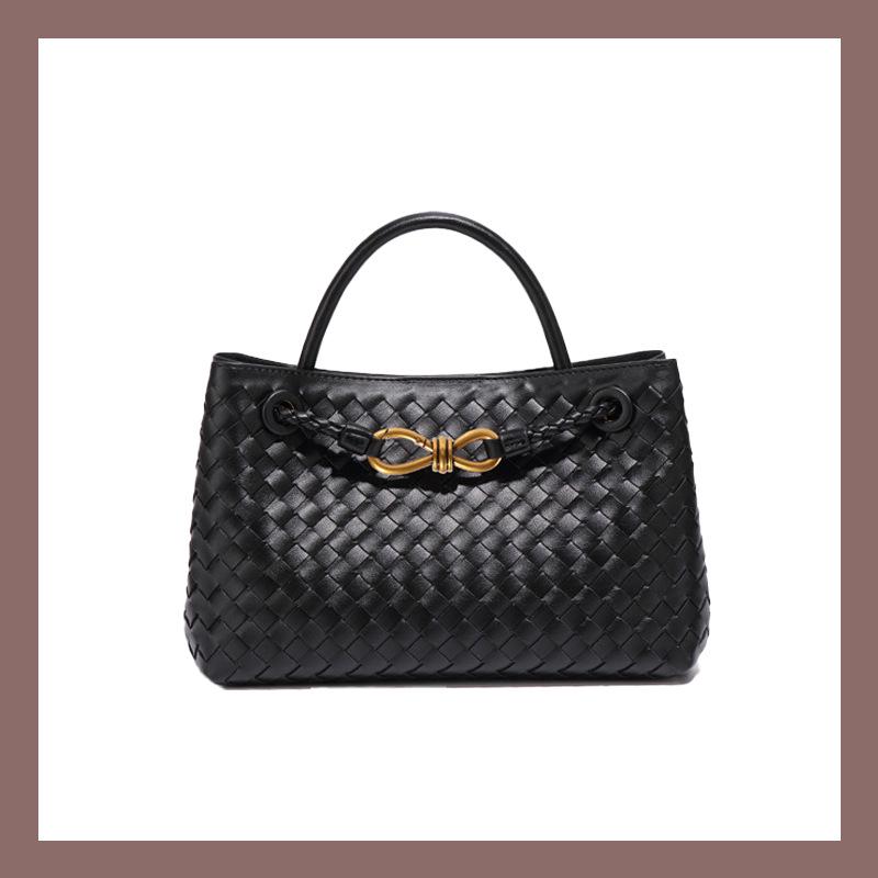 Вместительная сумка среднего размера через плечо или через почтальонку ручной работы