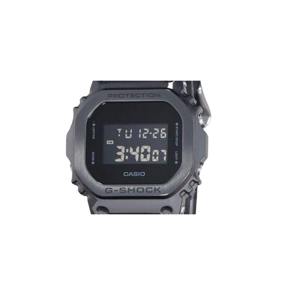 Casio G-Shock Кварцевые мужские часы с металлическим безелем и полимерным ремешком GM-5600UB-1 200M
