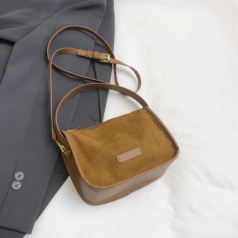 Матовая замшевая портативная сумка-мессенджер через плечо, осенняя новая вместительная сумка-тоут для通勤, универсальная сумка-горошина для женщин