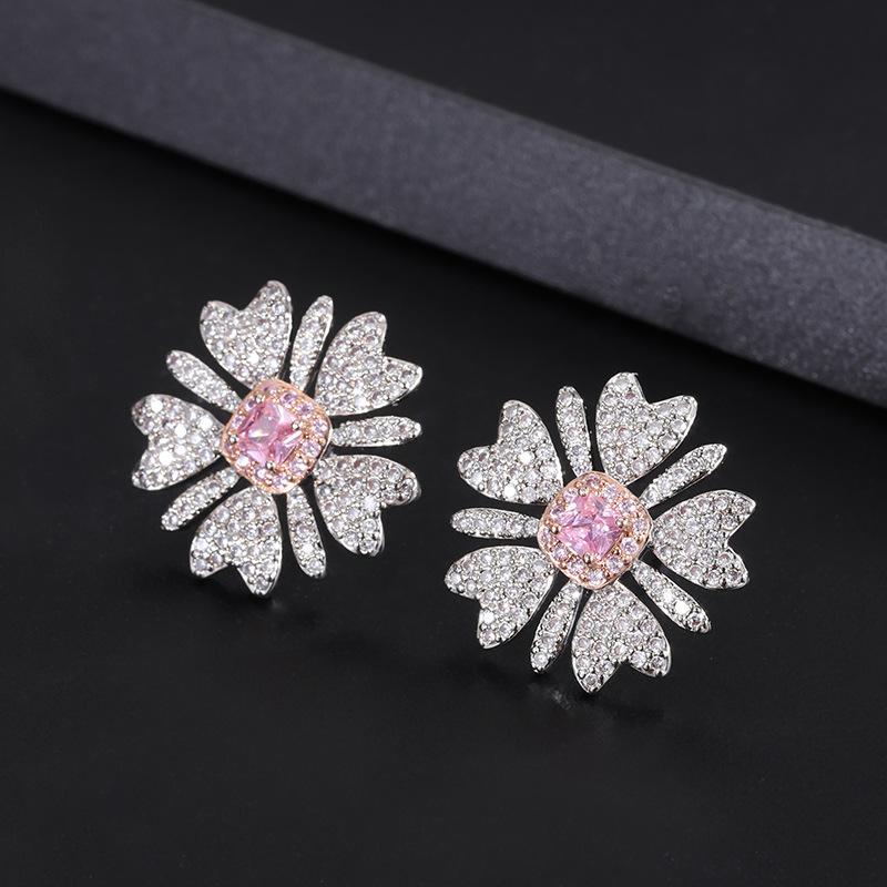 Этнический ретро-комплект из трех предметов: розовое кольцо, серьги, колье, слегка инкрустированное бриллиантами, подвеска, серьги-гвоздики.