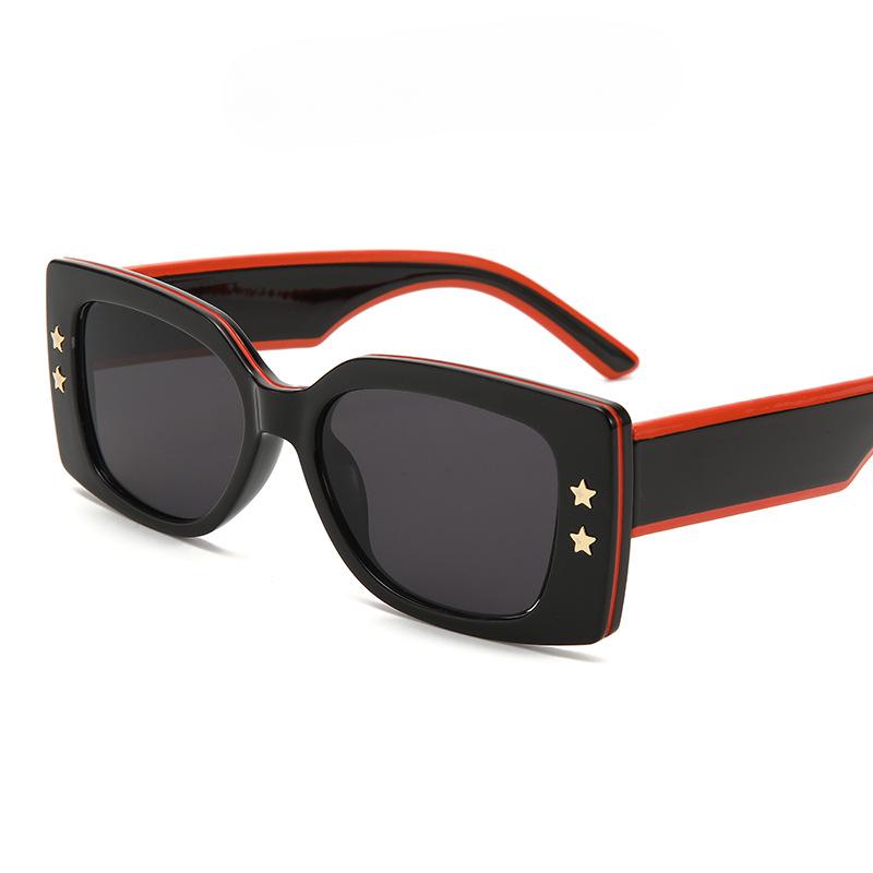 Солнцезащитные очки знаменитостей в большой оправе в Интернете. Простые корректирующие солнцезащитные очки. Солнцезащитные очки для фотосессии на природе.