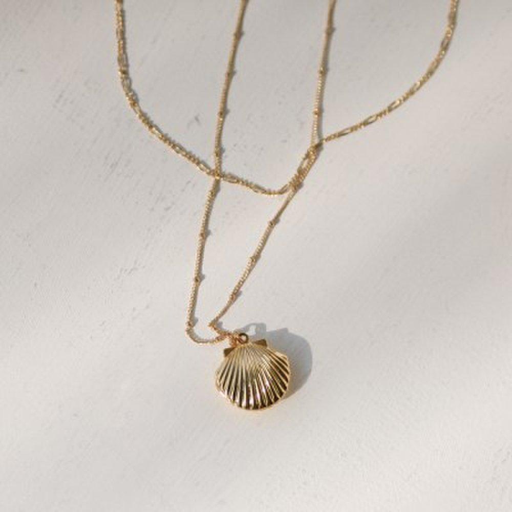 Кулон-медальон в виде ракушки