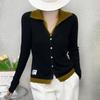 2025 Новый Осенний Стиль Приталенный Вязаный Кардиган-двойка для Женщин с Лацканами Контрастного Цвета Простой Топ-Жакет с Этикеткой