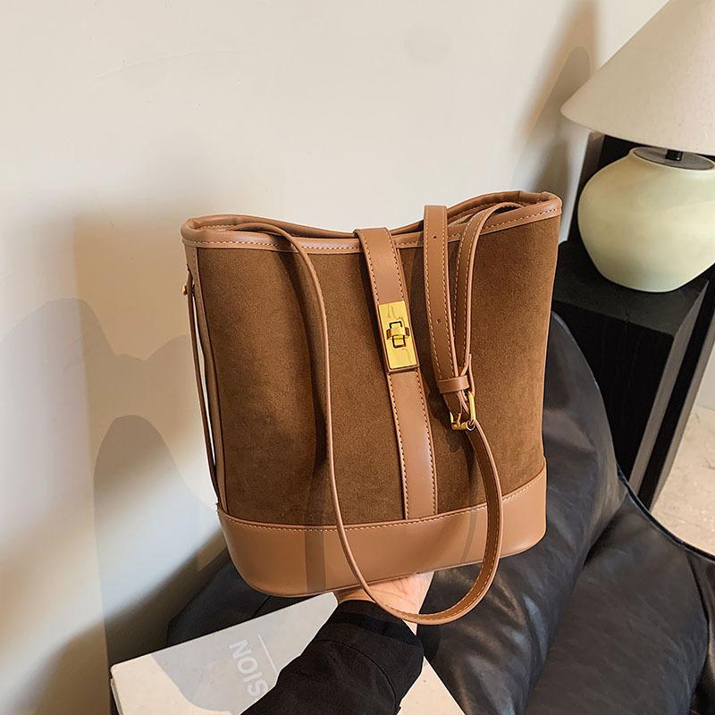 Сумка-ведро в стиле ретро в Гонконге 2024 года, летняя новая мода, простая легкая роскошная сумка для отдыха, нишевый дизайн, сумка-мессенджер через плечо