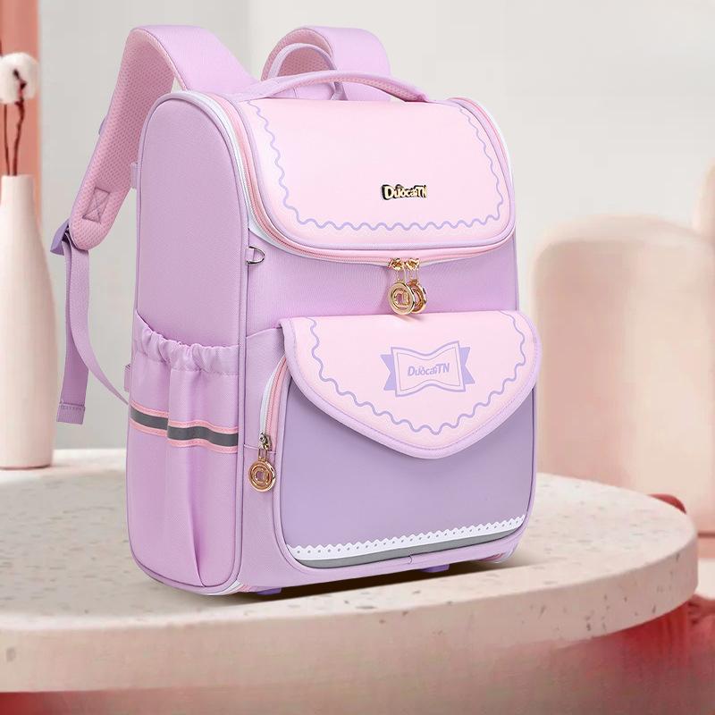 Для учеников 1-6 классов есть рюкзаки с широким горлом для мальчиков и вместительные двухлямочные рюкзаки для девочек.