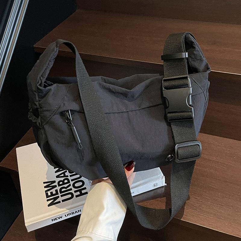 2025 New Lazy Wind Dumpling Bag Large Capacity Messenger Bag Leisure Sports Shoulder Women's Bag Light Commuter Bag