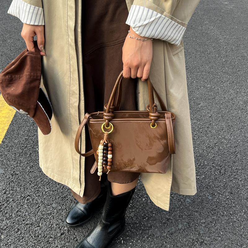 Популярные в этом году маленькие сумки - это женские осенне-зимние универсальные новые ретро простые сумки-мессенджеры, портативные сумки-ведра 2025