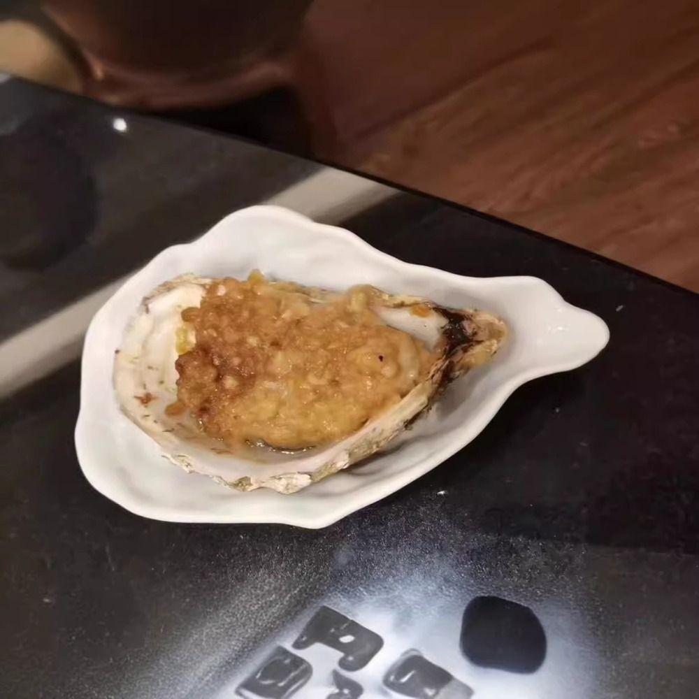 Белые фактурные керамические тарелки в форме ракушки устрицы для салата, хранения и десерта