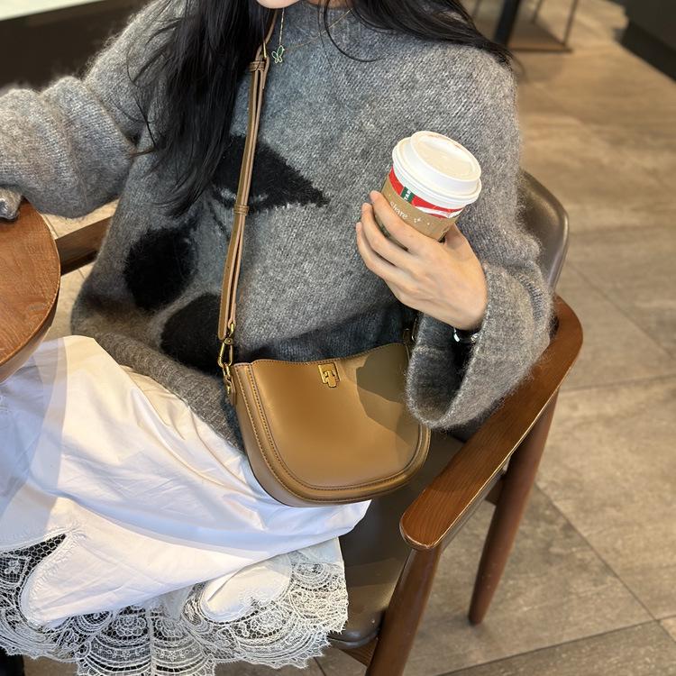 Женская сумка-седло кроссбоди из натуральной кожи - Тренд Весна/Лето 2024, Улучшенная текстура, Популярный маленький дизайн под мышкой