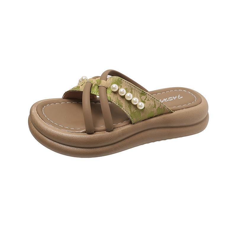 Женские тапочки на толстой подошве с жемчугом высокой ценности для ношения 2025 лето новый сказочный стиль с юбкой удобные шлепанцы-однословки для девушек