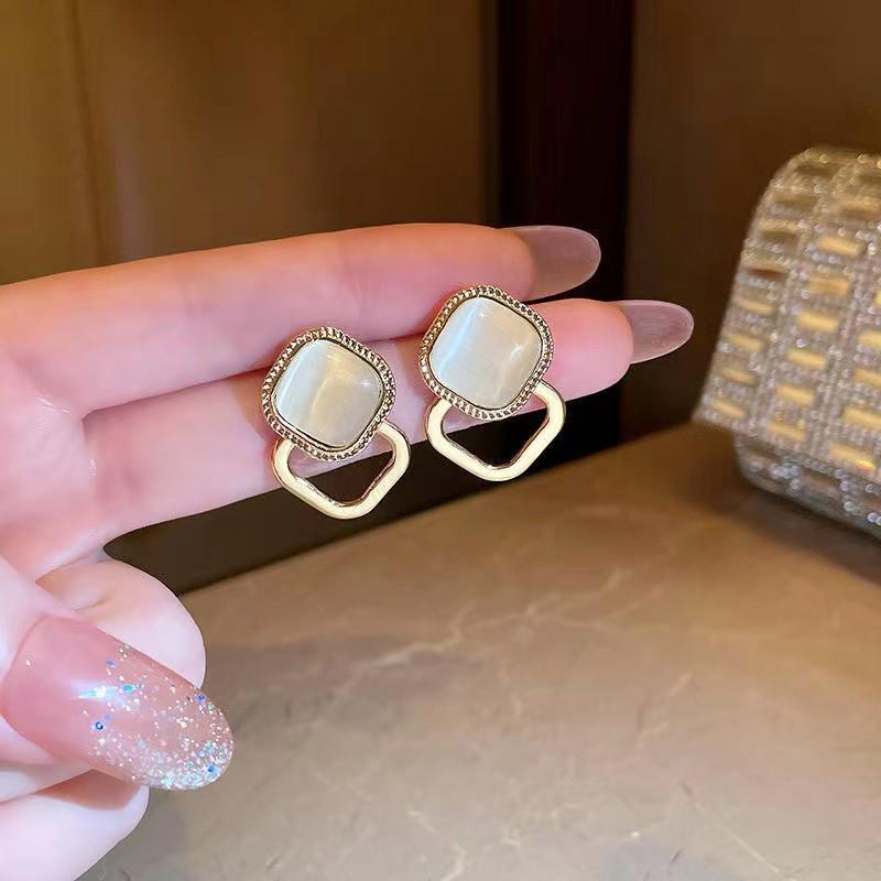 Серьги-гвоздики из серебра S925 с камнем «Кошачий глаз» в стиле французского ретро – Элегантный геометрический стиль для женщин
