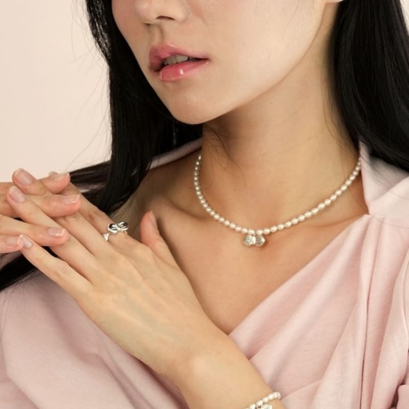 BELLOOGGI Bold ribbon pearl bracelet
