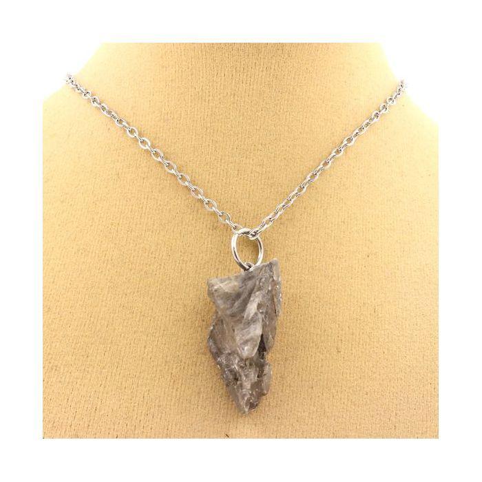 Pierres et Minéraux. Collier Gypse brut. 17.10 ct. Marcieu, Isère, France.