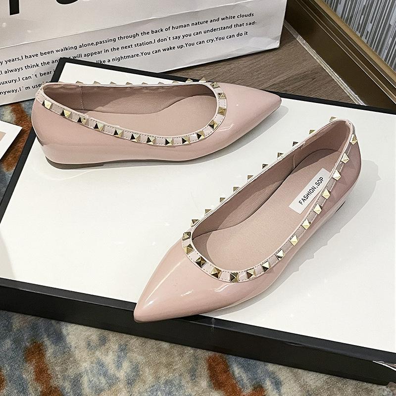 Внутренние заклепки, туфли Мэри Джейн с неглубоким вырезом, нюдовый острый носок, весенне-летняя мягкая лакированная кожа, французский темперамент, модные женские