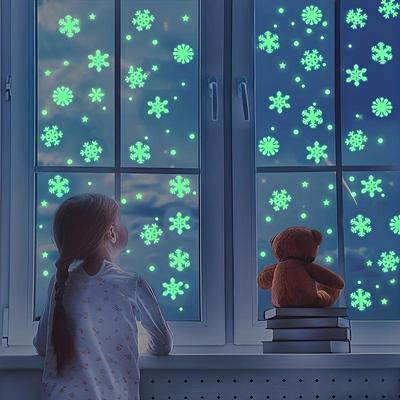 100 шт. люминесцентные темные наклейки на стену в виде снежинок, мини-рождественские светящиеся настенные украшения в виде снежинок, подходят для украшения детской комнаты в доме, спальне