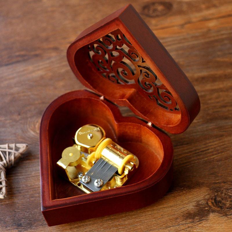 Очаровательная прямоугольная музыкальная шкатулка из дерева с резьбой в виде сердца, заводная, с мелодичными мелодиями