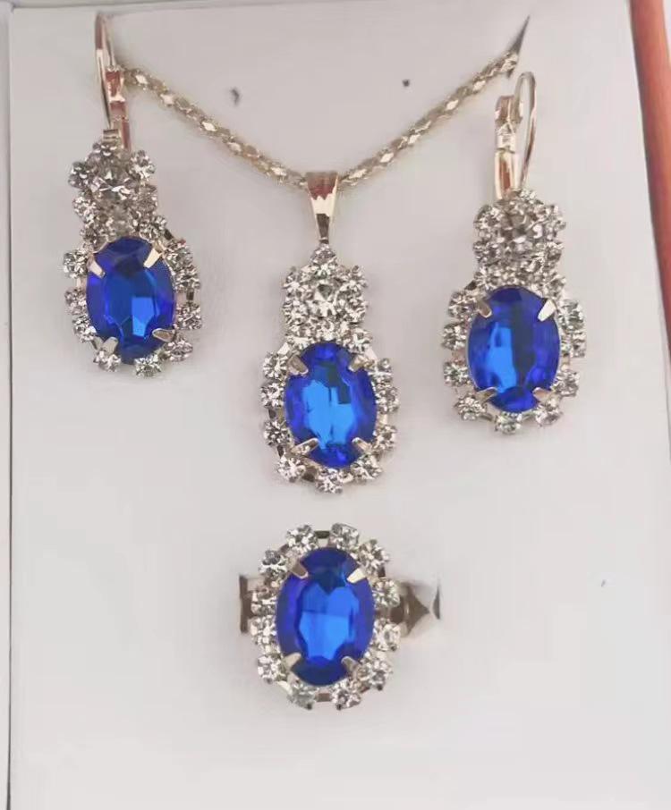 Европейский и американский набор украшений в форме сердца - ожерелье, серьги и кольцо с бриллиантовой подвеской.