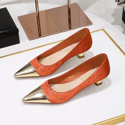 Женские однобортные туфли на низком металлическом каблуке с узором из шелка и металлической отделкой, с острым носком, весна-осень