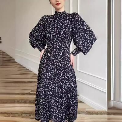 Нежные свободные атласные платья с длинными рукавами и цветочным принтом