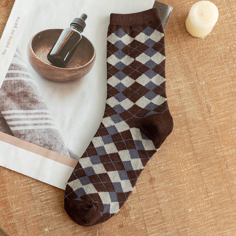 Женские носки средней длины с ретро-ромбовидным узором — осенне-зимняя коричневая серия, модный японский стиль, хлопковая смесь, цветочный дизайн.