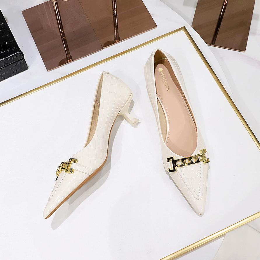 Женские блестящие лакированные туфли с острым носком и металлической цепочкой, декоративные туфли на среднем каблуке