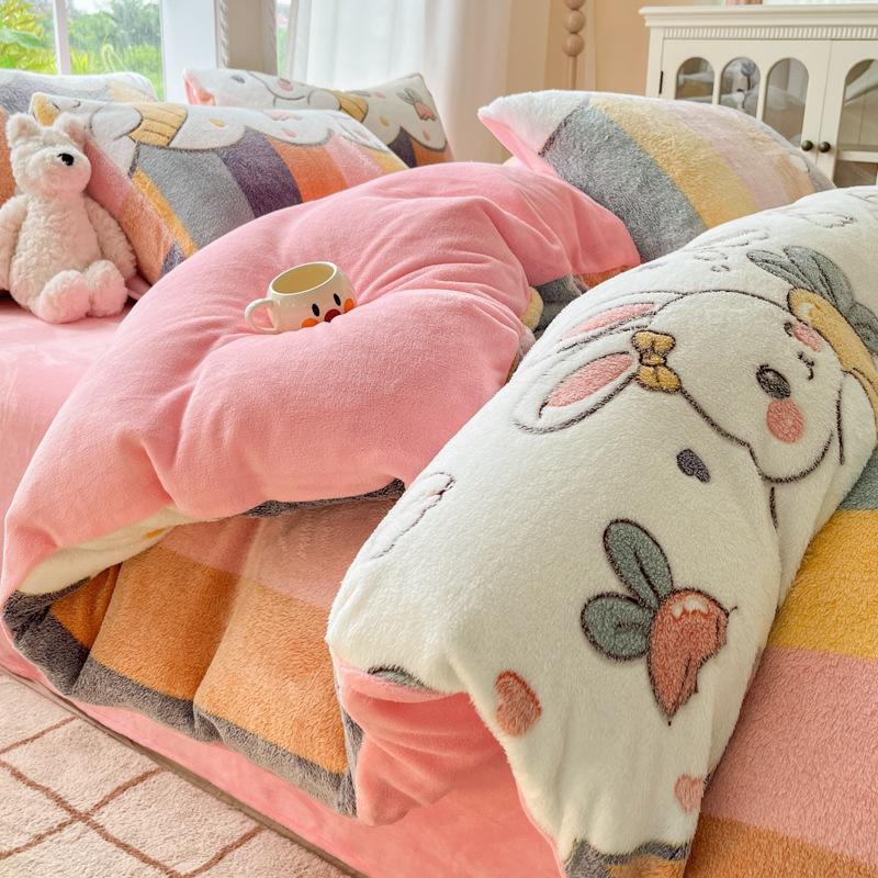 Cute Cartoon Strawberry Pattern Printed Bed Sheet Four Piece Set Machine Washable Short Plush Quilt Cover Anti Static Bedding