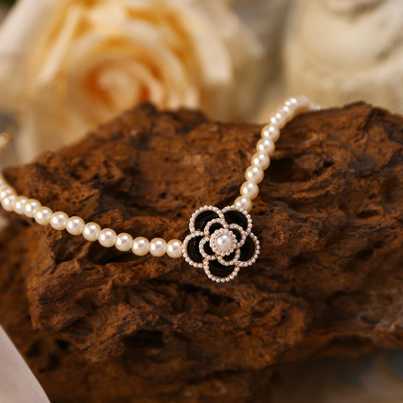 Gold-Plated French Court Pearl Flower Necklace - Retro, Simple, Versatile Fashion Clavicle Chain.