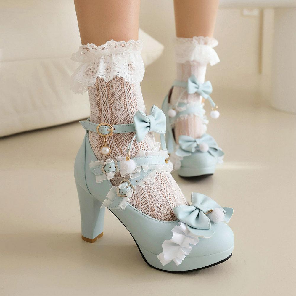 Туфли на высоком каблуке с розовыми помпонами и кружевным бантом. Фиолетовые милые девчачьи туфли на платформе в винтажном стиле. Эстетическая обувь. Туфли-лодочки для косплея принцессы Сисси.