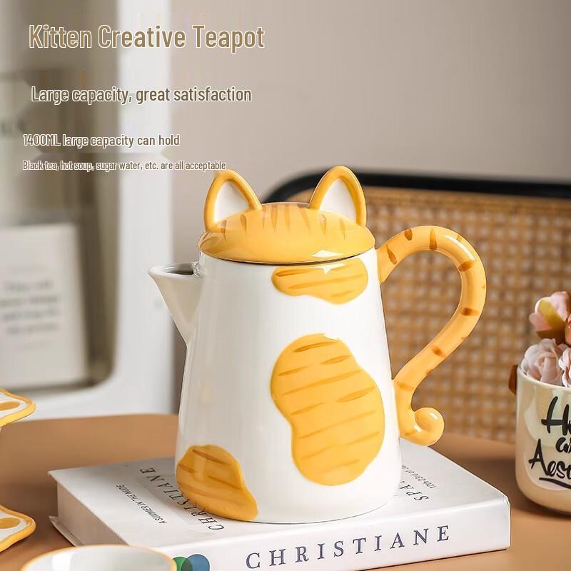 Милый керамический чайник и чашка с кошкой