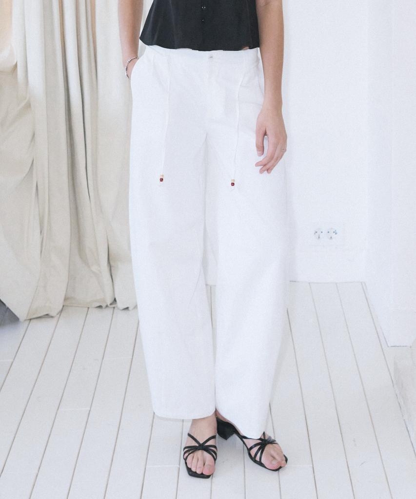 Хлопковые брюки Kiyamo Mocha с одним защипом, изогнутого кроя _Off White