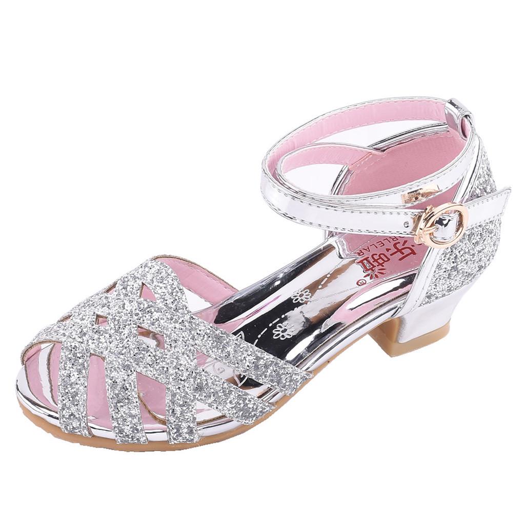 Нарядные блестящие детские туфельки на изящном каблучке для девочек