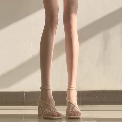 Летние женские римские сандалии на тонком ремешке во французском стиле на толстом высоком каблуке с защипнутым носком