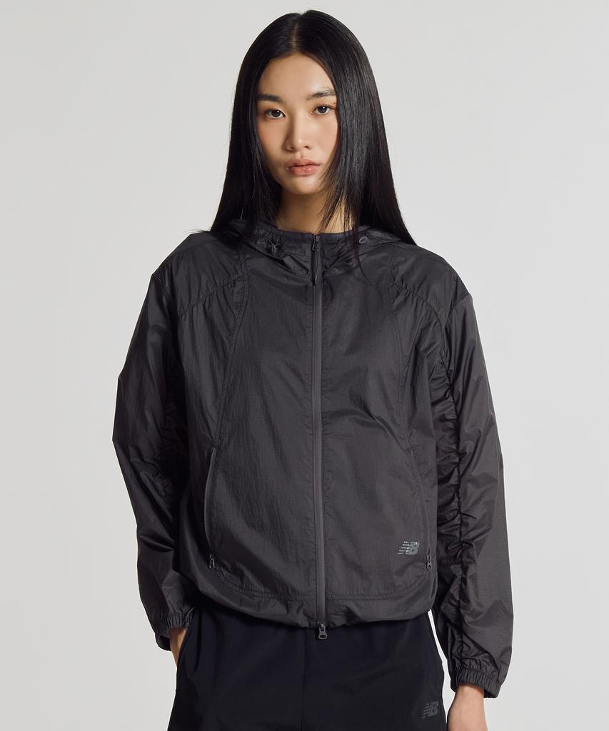 New Balance Nbnag2W522 / Женская ультралегкая тканая куртка Breezelight со сборками (Древесный уголь)