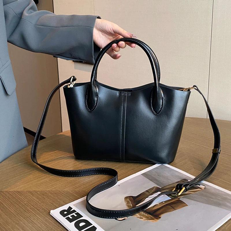 Genuine Leather, A Large Capacity Multi-compartment Single-shoulder Tote Bag That Is Versatile for Women