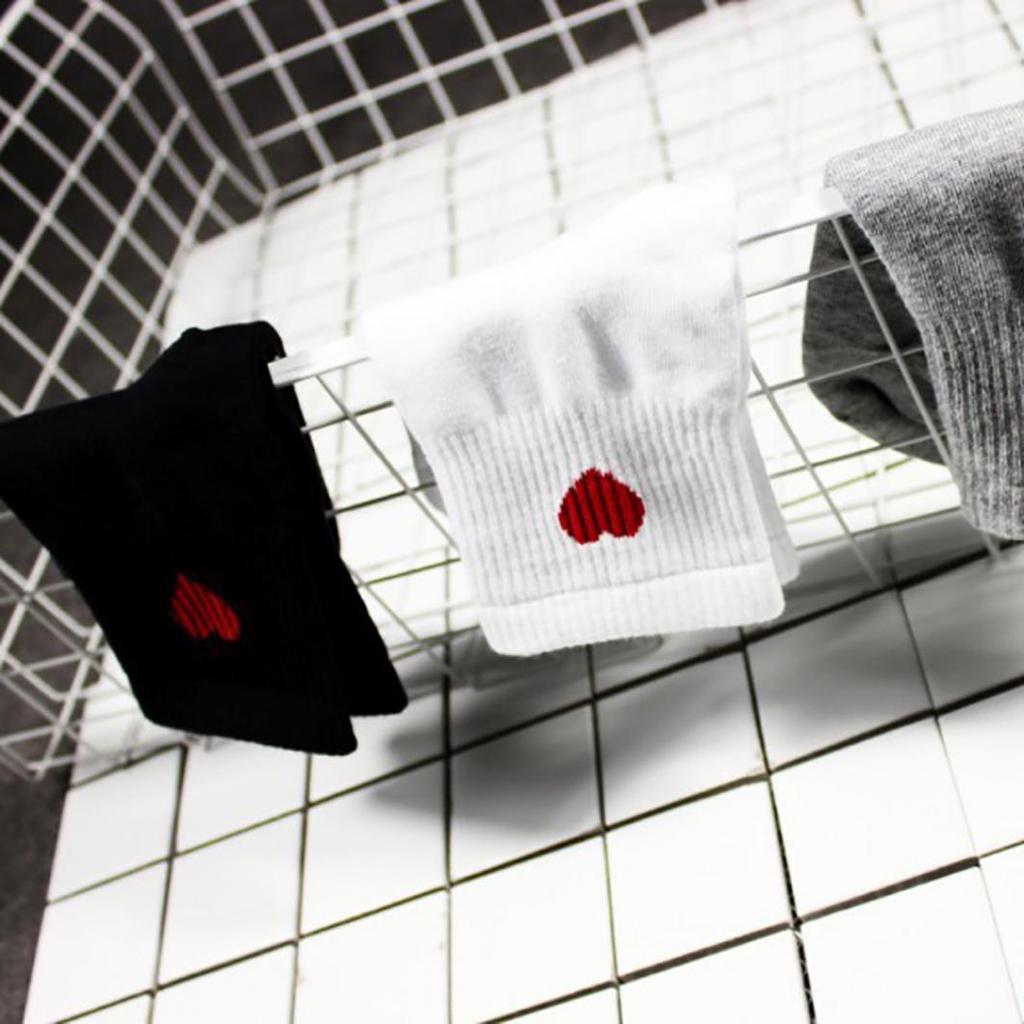 Женские короткие носки с сердечками по бокам