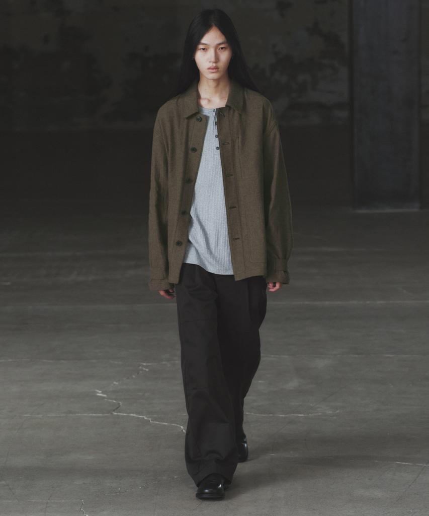INSILENCE Curved Pleated Chino Brown