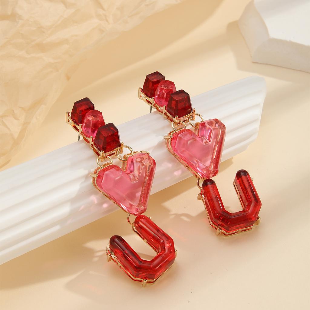 Модные серьги-сердечки необычной формы с вышивкой