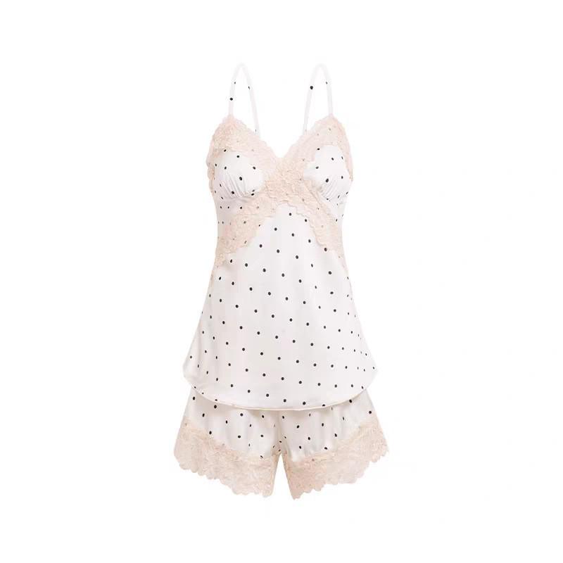 Шикарная ночная сорочка-пижама в горошек с кружевной отделкой, на бретелях-спагетти и с нагрудными вкладышами.