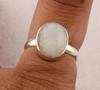 Кольцо с радужным лунным камнем, овальное кольцо, серебряное кольцо 925 пробы, дизайнерское кольцо ручной работы, кольцо с камнем рождения, эффектное кольцо, кольцо с безелем, рождественский подарок