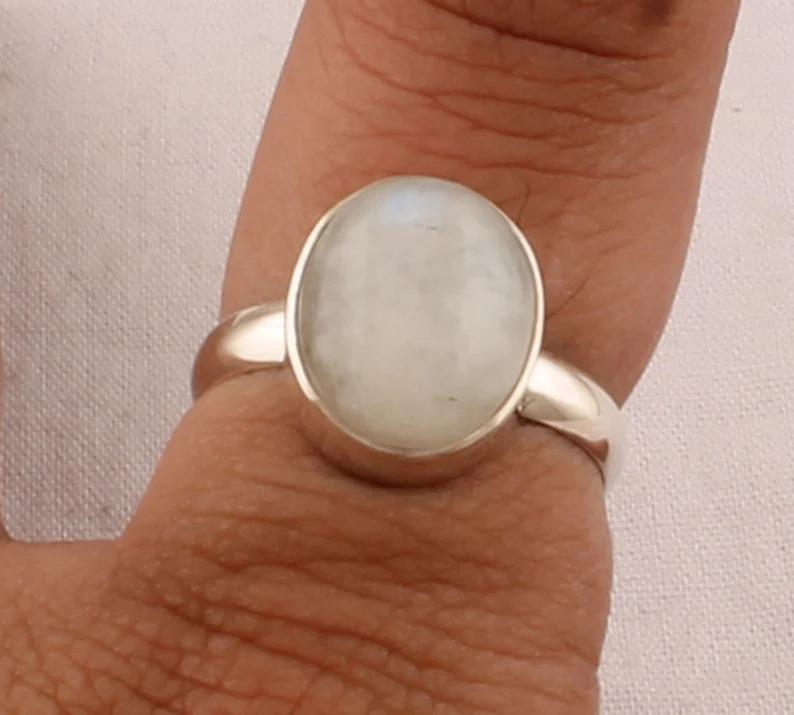 Кольцо с радужным лунным камнем, овальное кольцо, серебряное кольцо 925 пробы, дизайнерское кольцо ручной работы, кольцо с камнем рождения, эффектное кольцо, кольцо с безелем, рождественский подарок