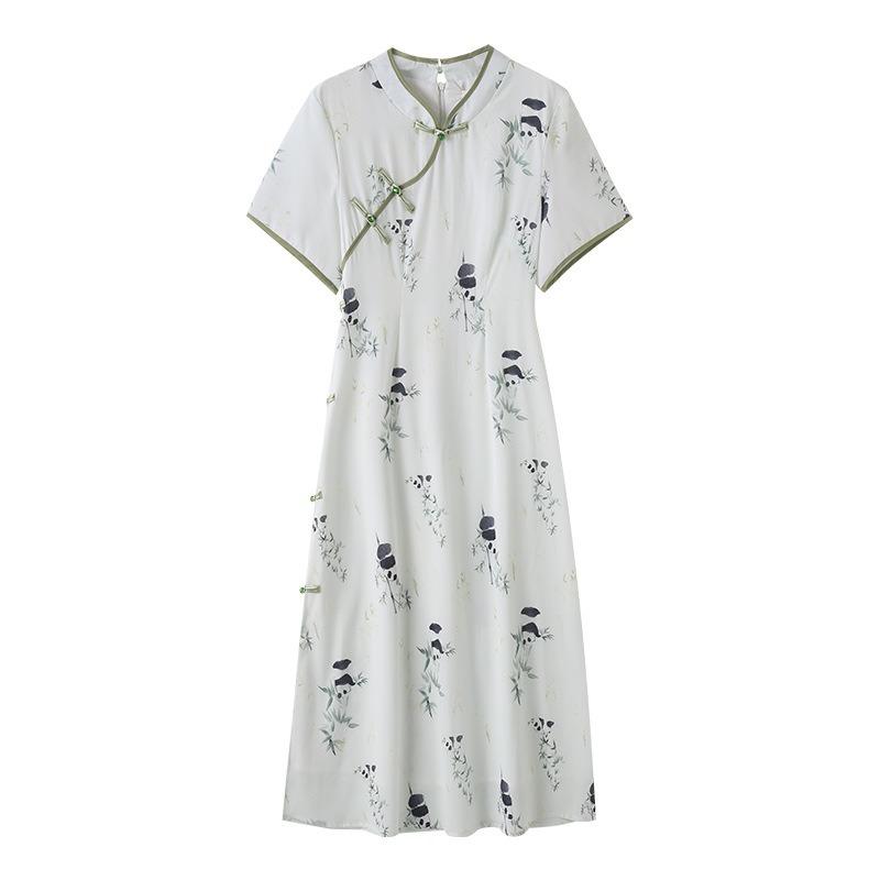 An Elegant New Plus-size Women's Cheongsam Dress