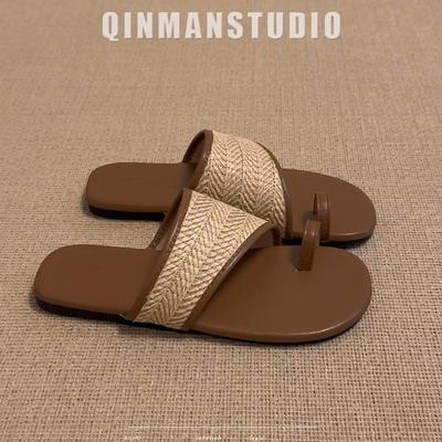 Летом 2025 года новый набор пальцев, маленькие прохладные тапочки и квадратный носок с юбкой, сандалии на толстом каблуке для женщин.