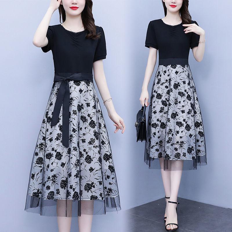 Женское черное платье с сетчатыми вставками, имитирующее костюм из двух частей, с короткими рукавами, лето 2024 - Дизайн со шнуровкой, подчеркивающий талию.