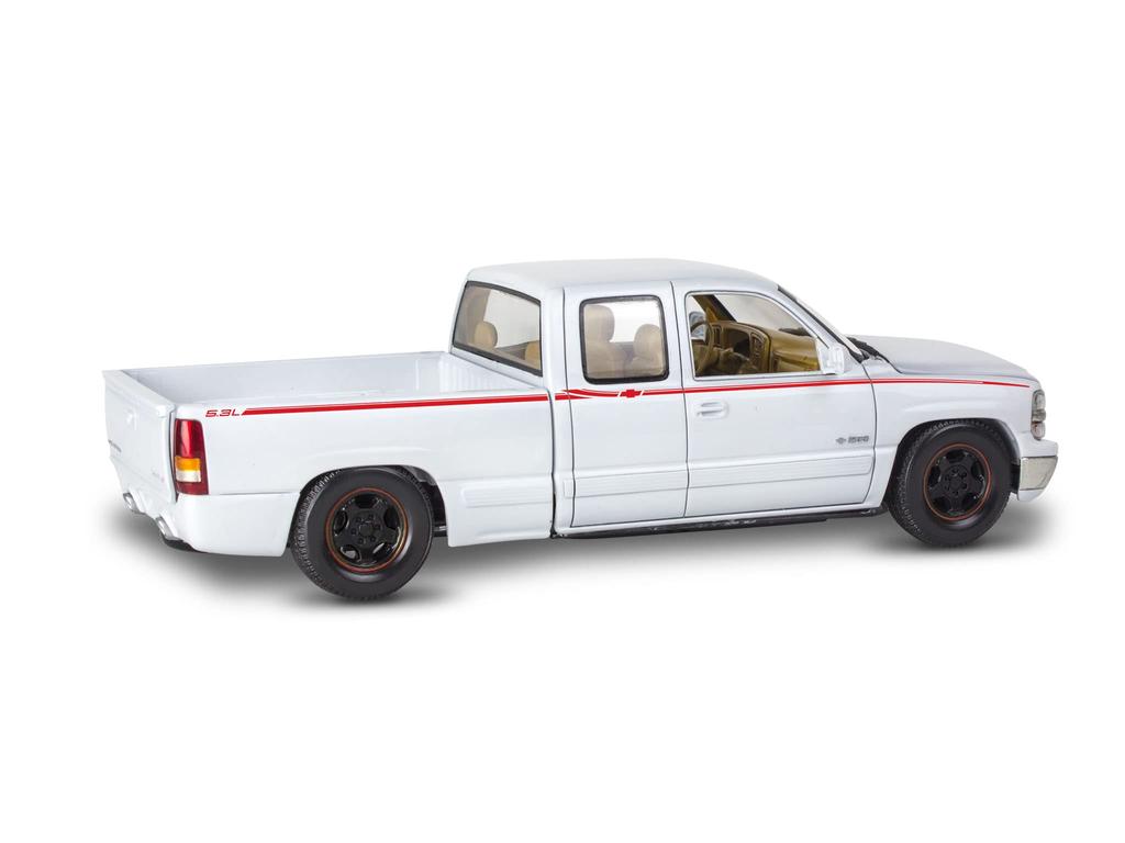 Америка Revell Масштаб Chevrolet Silverado Кастомный пикап Пластиковый набор-модель 14538 1/25 '99 (Предварительно окрашенный)