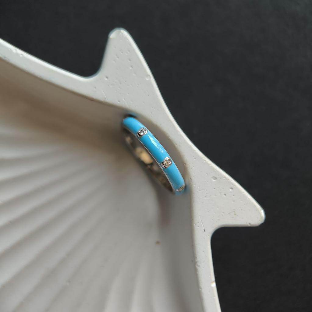 Серебряное кольцо с емаллю, фианитами, вес изделия 1,91 гр (60002256)