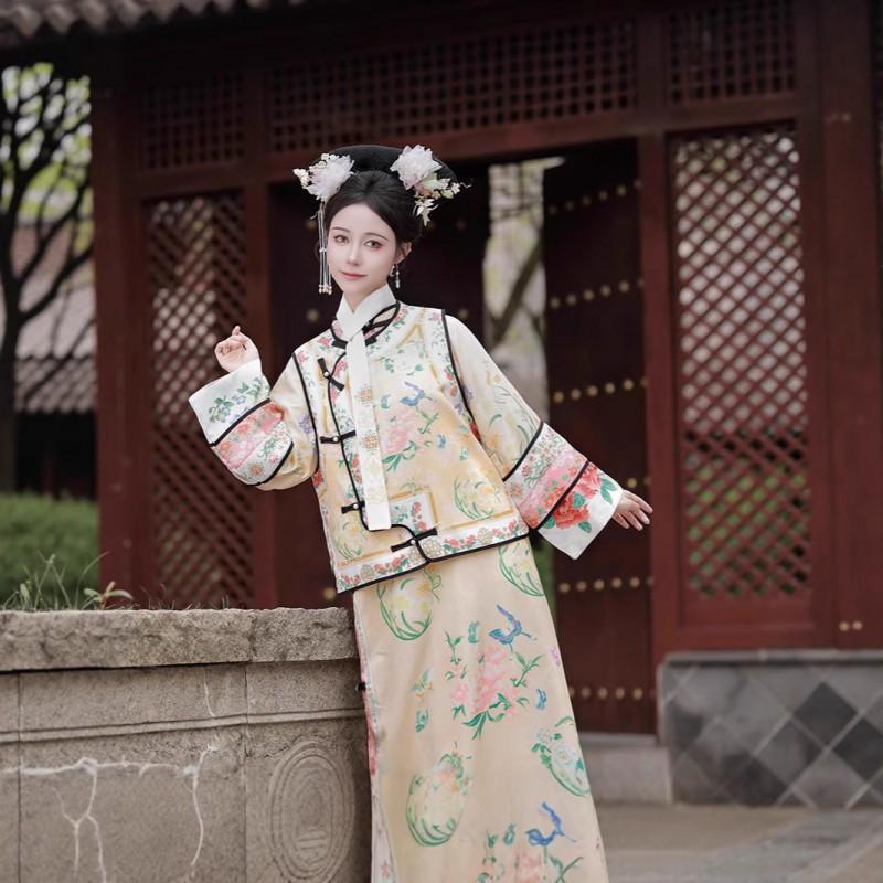 Historical Chinese Qing Dynasty Inspired Womens Traditional Costume Set With Printed Vest Long Robe